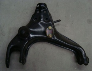 Рычаг передней подвески нижний левый Аврора Плутус